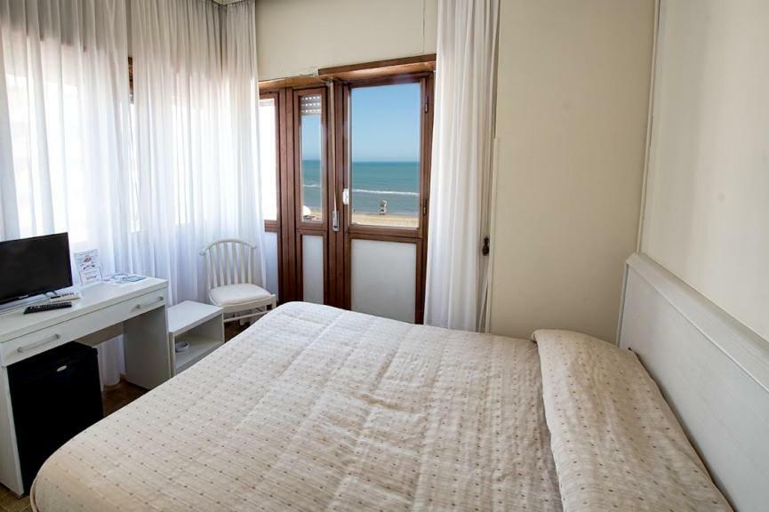 Hotel Scacciapensieri Nettuno Luaran gambar